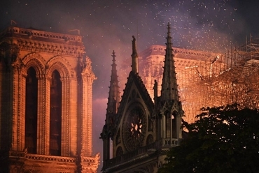 A lángoló Notre-Dame. 