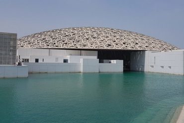 Jean Nouvel Louvre-ja Abu Dhabiban. 