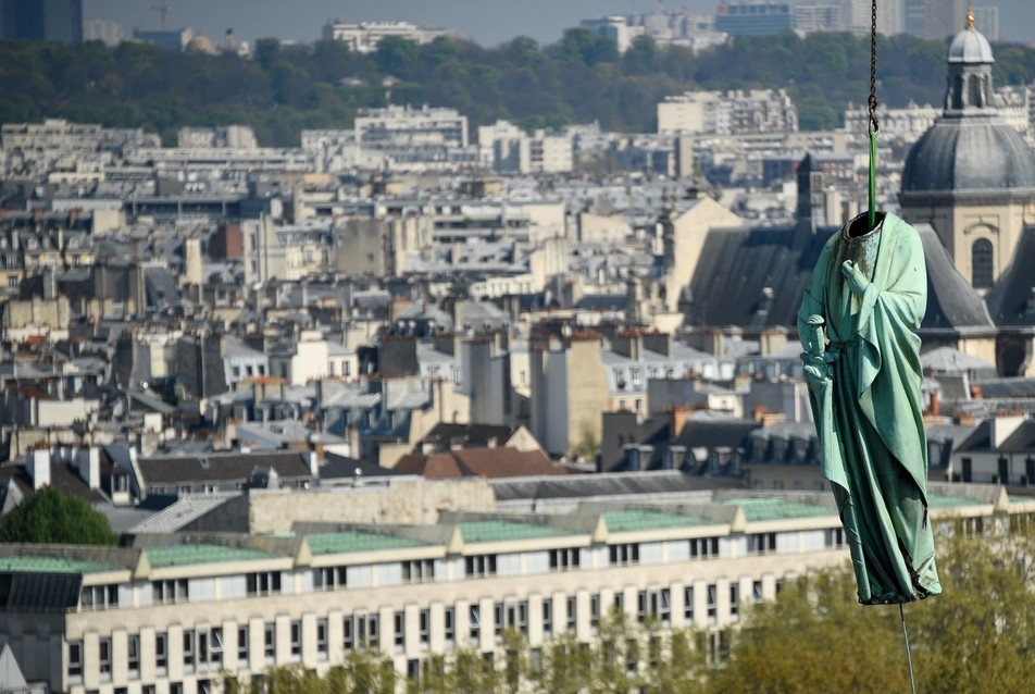 16 szobor repült el Párizs felett