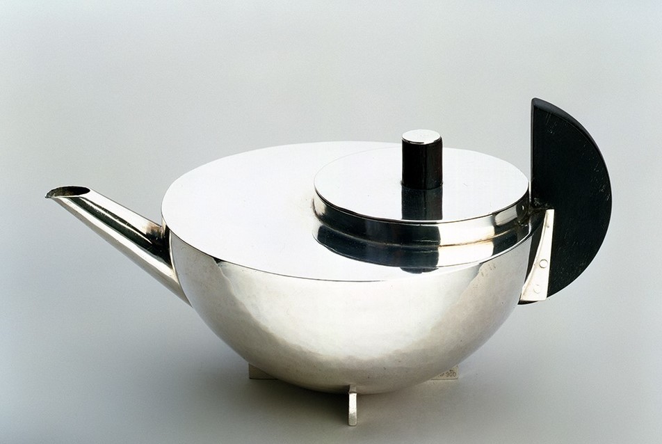 A Bauhaus dizájn egyik leghíresebb tárgya, a körformákra épülő teáskanna. Persze, hogy nő tervezte. 