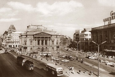 A Nemzeti Színház a Blaha Lujza téren, a Rákóczi úton villamossal