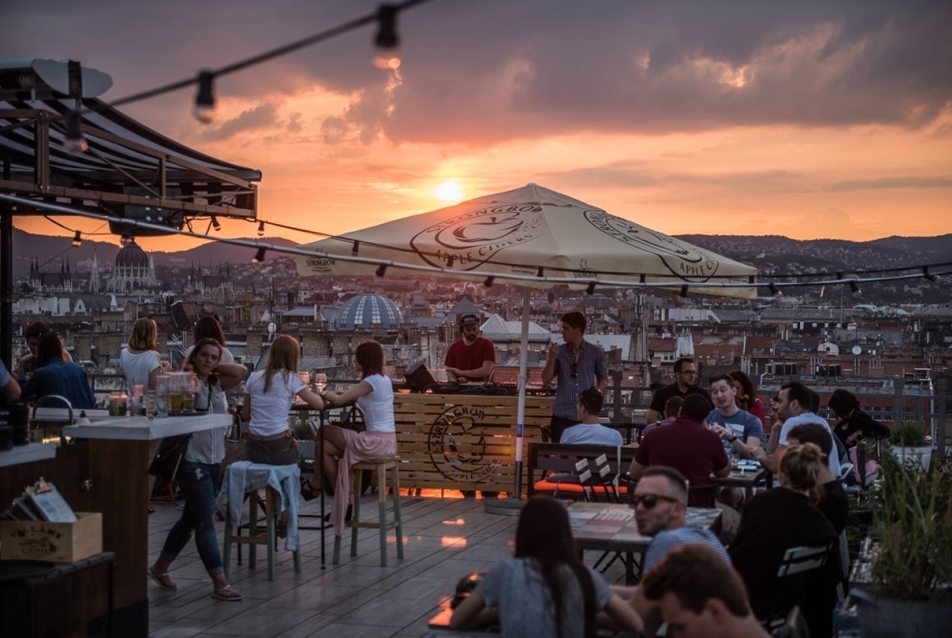 Majdnem 360 fokos skybar-körkép Budapesten