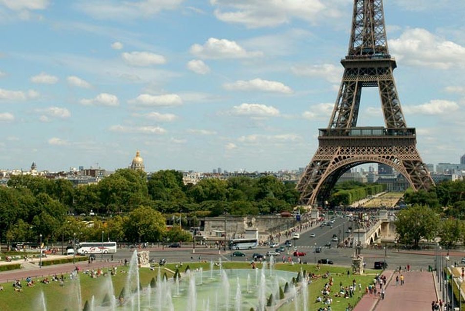 Így néz ki most a Jardin du Trocadero, de a terv szerint mind az Eiffel-torony irányába, mind a Place Joffre irányába meg lesz hosszabbítva a zöld tér. 