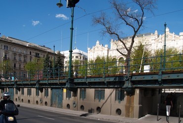 A viadukt magasságán látszik mennyi hely jutna a firgalomnak, ha az autóút és a Dunakorzó szintje is változatlan maradna. 