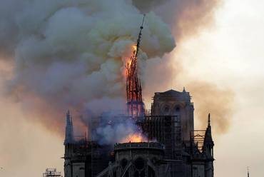 A huszártorony ledőlésének pillanata (Forrás: AFP)