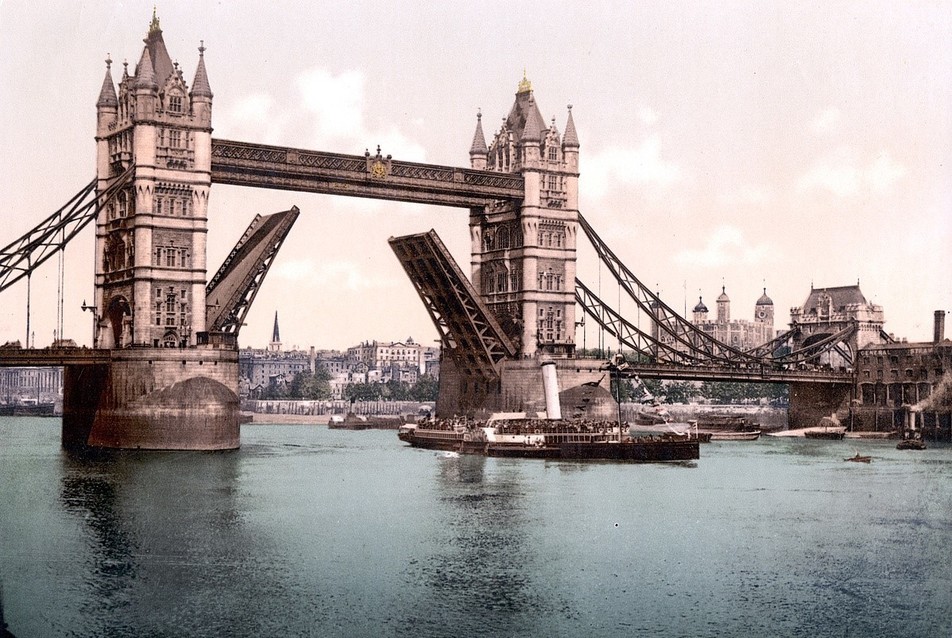 A Tower Bridge 1900-ban képeslapról