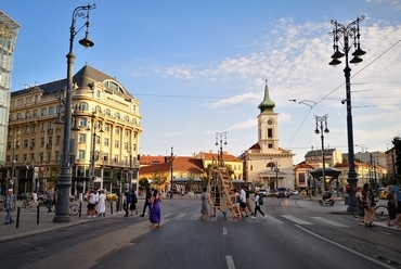 A Sétáló átkel a Kálvin téren. Fotó: AA Budapest Visiting School