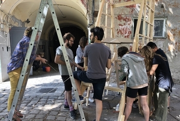 A Sétáló és mozgatói Óbudán, a Technika előtt. Fotó: AA Budapest Visiting School