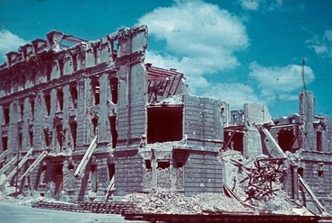 Dísz tér 1-2., a Külügyminisztérium romos épülete 1945-ben. Fotó: Fortepan/Scherman Ákos
