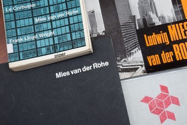 Könyvek Mies van der Rohe-ról a Lechner Tudásközpont szakkönyvtárában - fotó: Kis Ádám – Lechner Tudásközpont