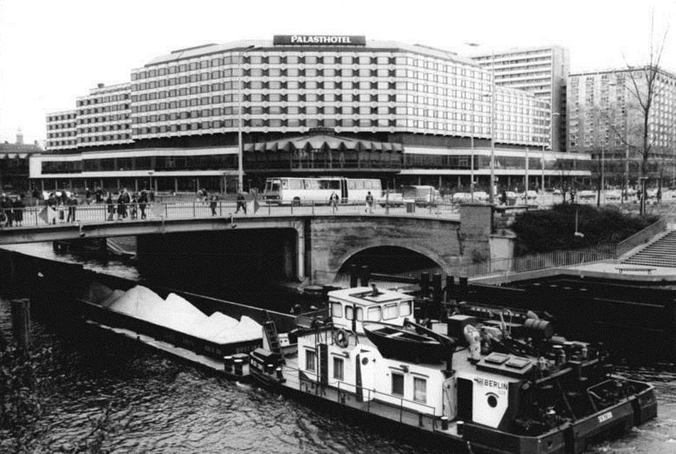 A Palasthotel 1985-ben. Peter Heinz Junge fényképe, Bundesarchiv, azonosító szám: 183-1985-0415-029