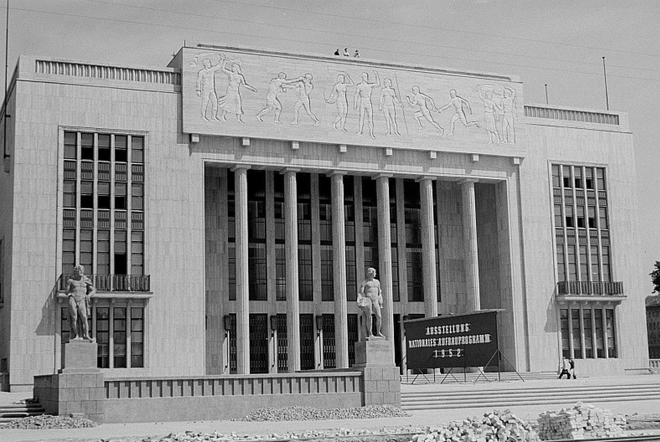 A Német Sportcsarnok. Roger és Renate Rössing fényképe, 1952. Forrás: Deutsche Fotothek, azonosítókód: df_roe-neg_0006319_021