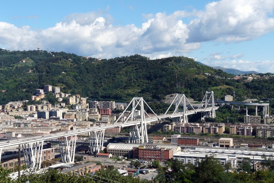 A Ponte Morandi 2010-ben. Fotó: Davide Papalini, Wikimedia Commons