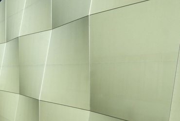 Az egyenként 11.5 x 4.7 méteres panelek áttetszőek, viszont gondoskodnak az árnyékolásról és kimagaslóan teljesítenek az UV sugárzással szemben is., Forrás: Alukönigstahl
