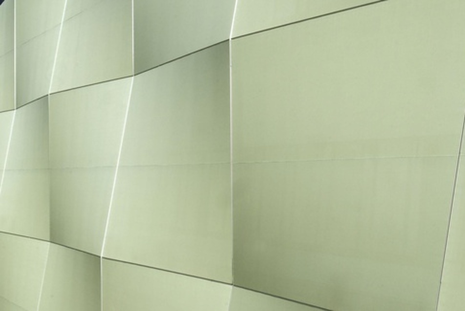 Az egyenként 11.5 x 4.7 méteres panelek áttetszőek, viszont gondoskodnak az árnyékolásról és kimagaslóan teljesítenek az UV sugárzással szemben is., Forrás: Alukönigstahl