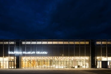 Bauhaus Museum Dessau, éjszakai látvány. Kép: Stiftung Bauhaus Dessau; fotó: Thomas Meyer/OSTKREUZ, 2019