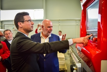 Gulyás Gergely miniszterelnökséget vezető miniszter beindítja az új gépsort (Fotó: Reneszánsz Zrt.)