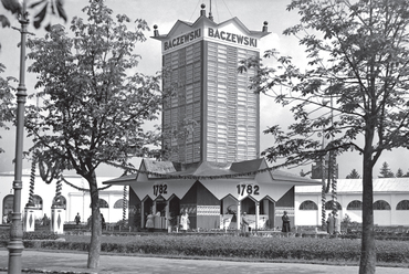 Kiállítási pavilon a Józef Adam Baczewski vodka- és likőrgyár reklámtornyával az 1930-as lwówi Keleti Kereskedelmi Vásáron, Lwów