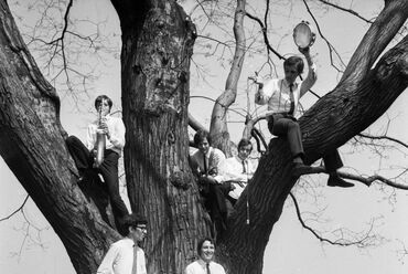 A Kék Csillag együttes pózol 1969-ben a Nagy Fa előtt. Fotó: Fortepan