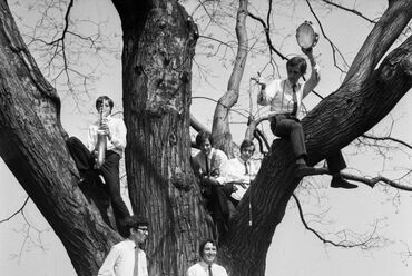 A Kék Csillag együttes pózol 1969-ben a Nagy Fa előtt. Fotó: Fortepan