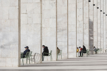 Laurian Ghinitoiu (Románia): Cím nélkül. Skanderbeg tér, Tirana, Albánia. APA 2019 – Épületek használatban (Buildings in Use).