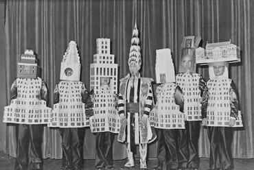 New York, 1931, az első felhőkarcoló-tematikájú jelmezbál. (Foto: anothermag.com)