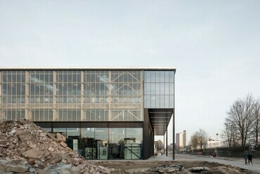 A LocHal Közösségi Könyvtár Tilburgban, Hollandiában, 2019. Fotó: © Stijn Bollaert, a CIVIC Architects engedélyével