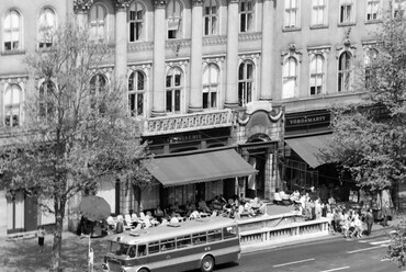 A Gerbeaud (Vörösmarty)-cukrászda 1966-ban. Fotó: UVATERV / Lechner Fotótár