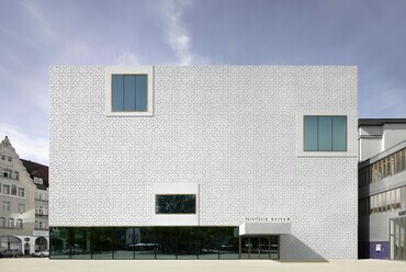 Cukrowicz Nachbaur Architekten: Vorarlberg Museum, Bregenz, 2007–2012. Főhomlokzat. Kép © Adolf Bereuter, az Architekturzentrum Wien Jóvoltából