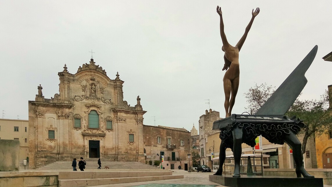 Matera, a Piazza San Francesco Salvador Dalí Szürrealista zongorájával. Fotó: Lampert Rózsa