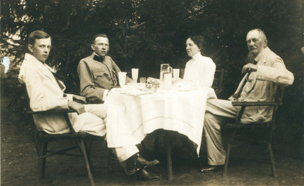 Kotsis Endre, Kotsis Iván és a szüleik az I. világháború idején. Forrás: Kotsis-fivérek kiállítás, Lechner Tudásközpont, 2017–2018, a fotó a család tulajdonában áll)