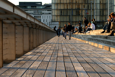 Szabadtéri sétány a Francia Nemzeti Könyvtár épületén. Fotó: Wikimedia Commons