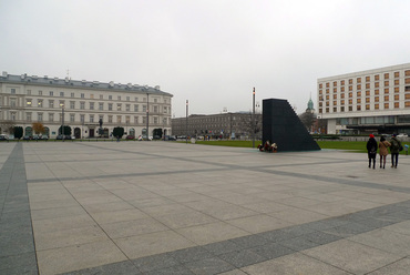 A Piłsudski tér, a szmolenszki katasztrófa áldozatainak 2018-ban felavatott emlékművével. Fotó: Anna Cymer