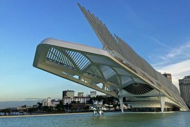 A Santiago Calatrava tervezte, 2015-ben megnyitott Holnap Múzeuma (Museu do Amanhã) Rio de Janeiróban. Fotó: Mariordo (Mario Roberto Durán Ortiz), Wikimedia Commons