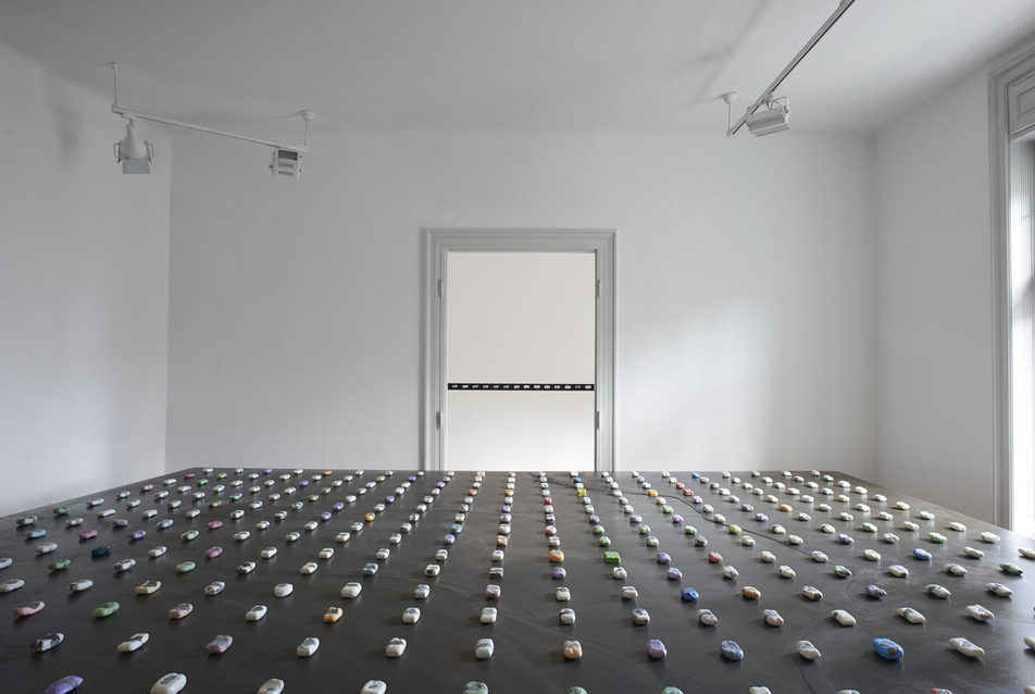 Asztal – Bene Tamás installációja Eperjesi Ágnes D.365 napja című kiállításához