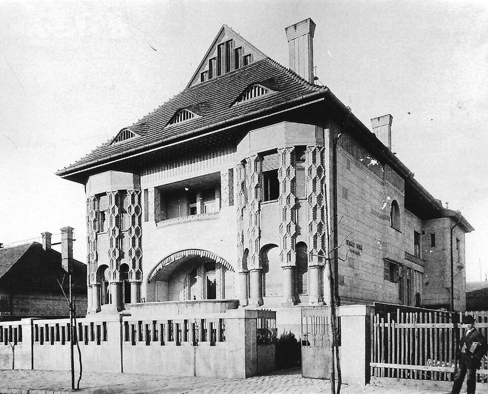Budapest, Bálint (Chazar András) utca 5. Épületszobrászat: Rákos Manó (Anton Schroll, 1910)