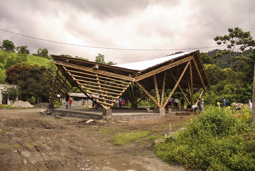 Bambuszkápolna  közösségi építése Ecuadorban - fotó: Ávár Áron