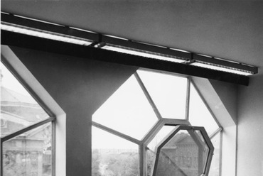A Kodály Intézet könyvtára avagy a Virágablakos ház -  Terv: Kerényi József - archív felvétel az üvegablakról
