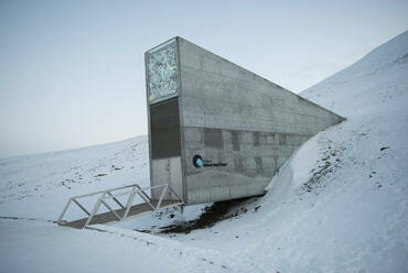 Svalbard Global Seed Vault- terv: Peter W. Søderman, Barlindhaug Consulting, 2008  (a kiállítási tárgyért köszönet: USDA Agricultural Research Service, National Laboratory for Genetic Resources Preservation) Photo courtesy of Global Crop Diversity