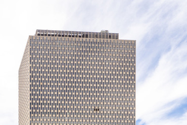 A 41 emeletes Jacob K. Javits Szövetségi irodaépület New York-ban minden bizonnyal a negatív példák közé tartozna az új iránymutatás szerint (Alfred Easton Poor and Kahn & Jacobs, 1963-1969). Fotó: Ajay Suresh, Wikimedia Commons
