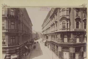 Budapest V. Bécsi utca a Szervita tér felől nézve. A felvétel 1890 után készült. forrás: Fortepan / Budapest Főváros Levéltára. Levéltári jelzet: HU.BFL.XV.19.d.1.07.082