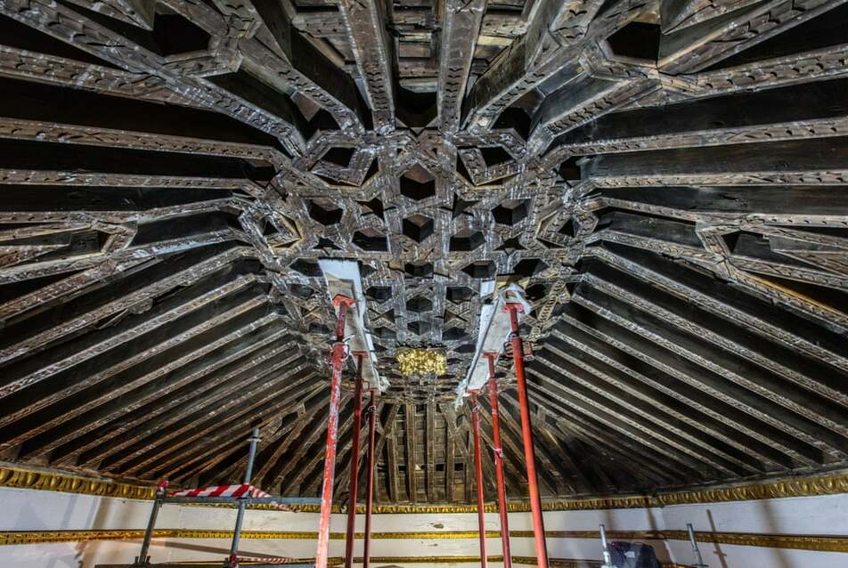Helyreállították Madrid egyik legrégebbi templomának 15. századi faragott mennyezetét
