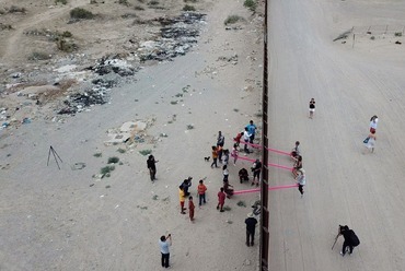 A határfalra szerelt libikóka, a Teeter-Totter Wall projekt. Tervező: Rael San Fratello, fotó: Ronald Rael