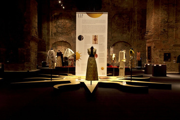 A Ragyogj! kiállítás installációja. Fotó: Fáryné Szalatnyay Judit, Kiscelli Múzeum