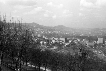 Kilátás 1967-ben a Gellérthegyről az Orvos lépcső felé, jobbra az Alagút utcai toronyház. Fotó: Fortepan / Album020