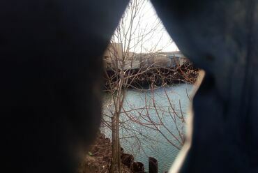 Az eldugott Mázsa tó a farostlemez falak résein át. A szerző felvétele.