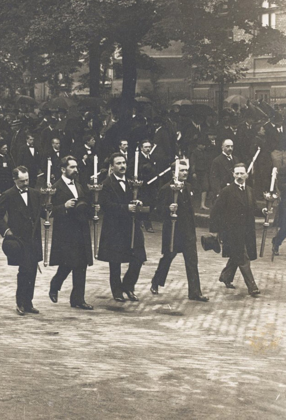 Lechner Ödön temetési menetében (balról) Szabolcs Ferenc, Vágó József, Lajta Béla, Jánszky Béla és Málnai Béla, 1914-ben. Müllner János felvétele (FSZEK, Budapest Gyűjtemény)