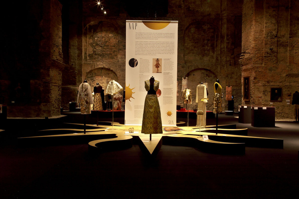 A Ragyogj! kiállítás installációja. Fotó: Fáryné Szalatnyay Judit, Kiscelli Múzeum