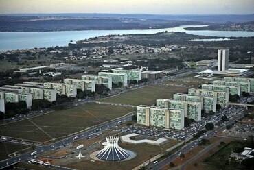 A monumentális tengely a minisztériumokkal, Niemeyer katedrálisával és a Nemzeti Kongresszus székházával Brazíliavárosban. Fotó: Ana Volpe/Agência Senado