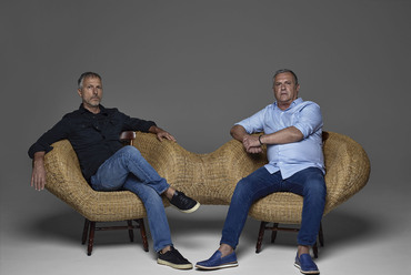 Humberto és Fernando Campana az általuk tervezett Dois Irmãos (Két fivér) ülőbútorban. Fotó: Bob Wolfenson, az Estudio Campana jóvoltából